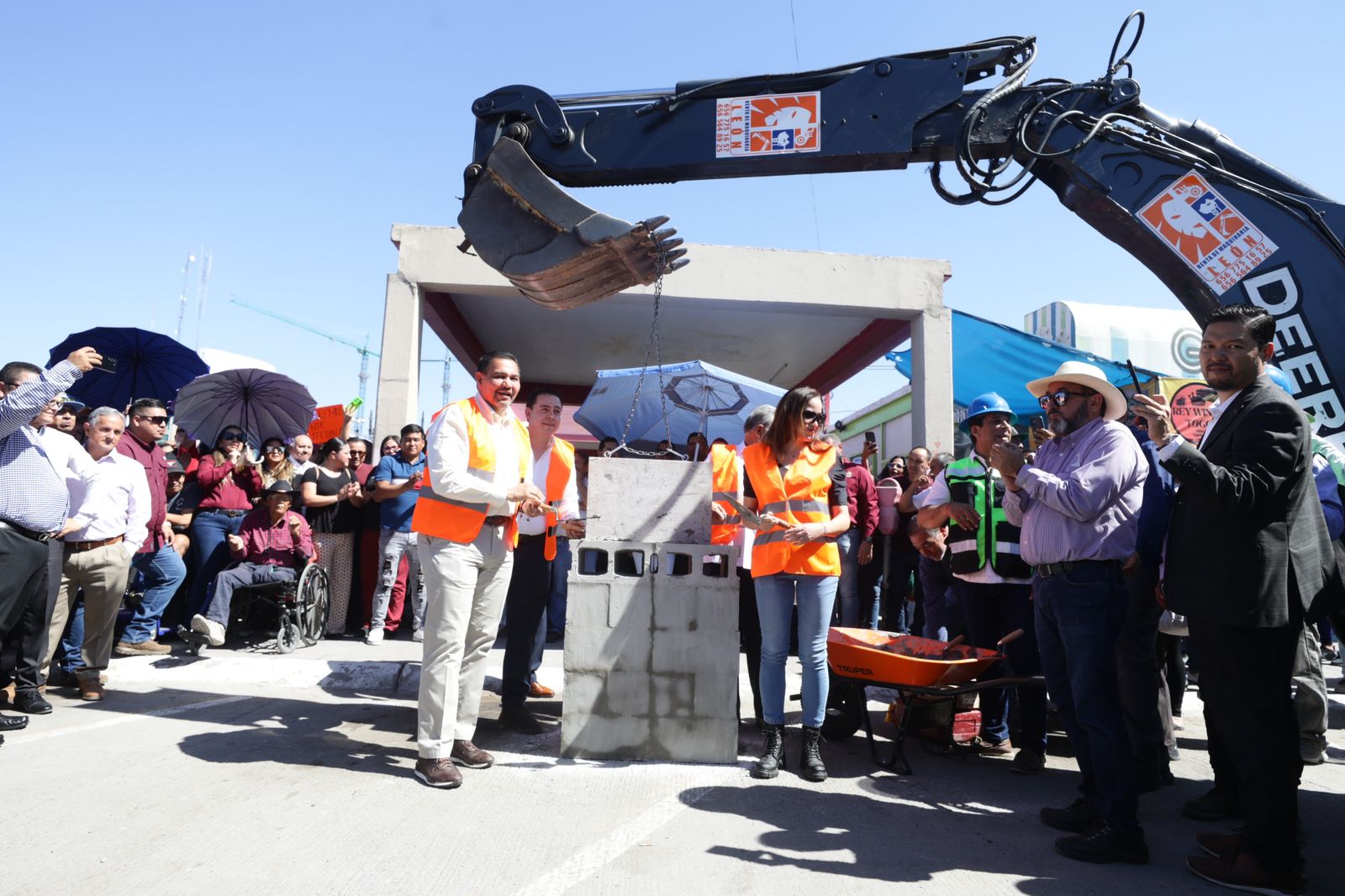 COLOCA PRESIDENTE PÉREZ CUÉLLAR PRIMERA PIEDRA. . . REFORMA A LOS PUEBLOS INDÍGENAS. . . OLSÓN SE PASÓ DE LANZA. . .