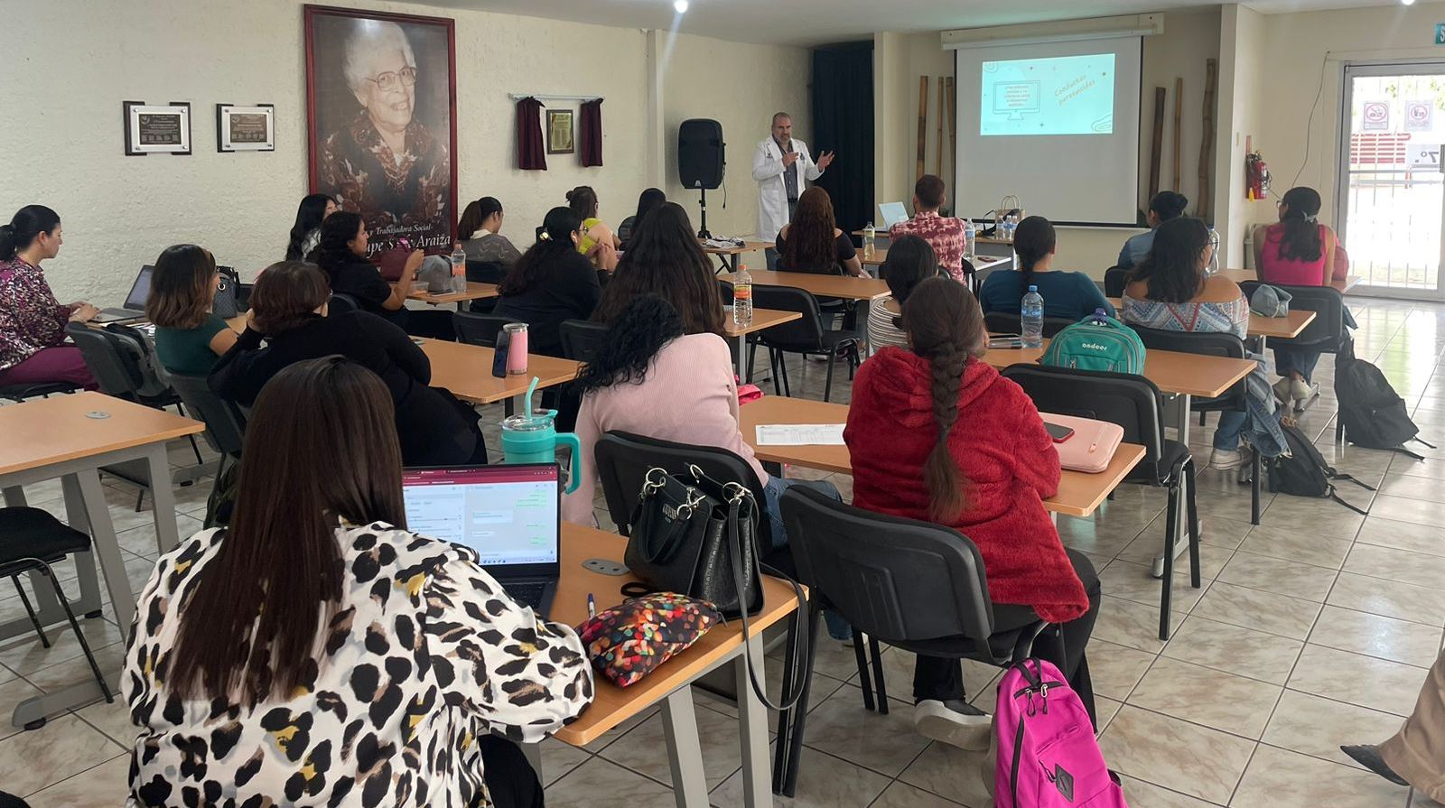 Capacitan a estudiantes de la Escuela de Trabajo Social en prevención del suicidio