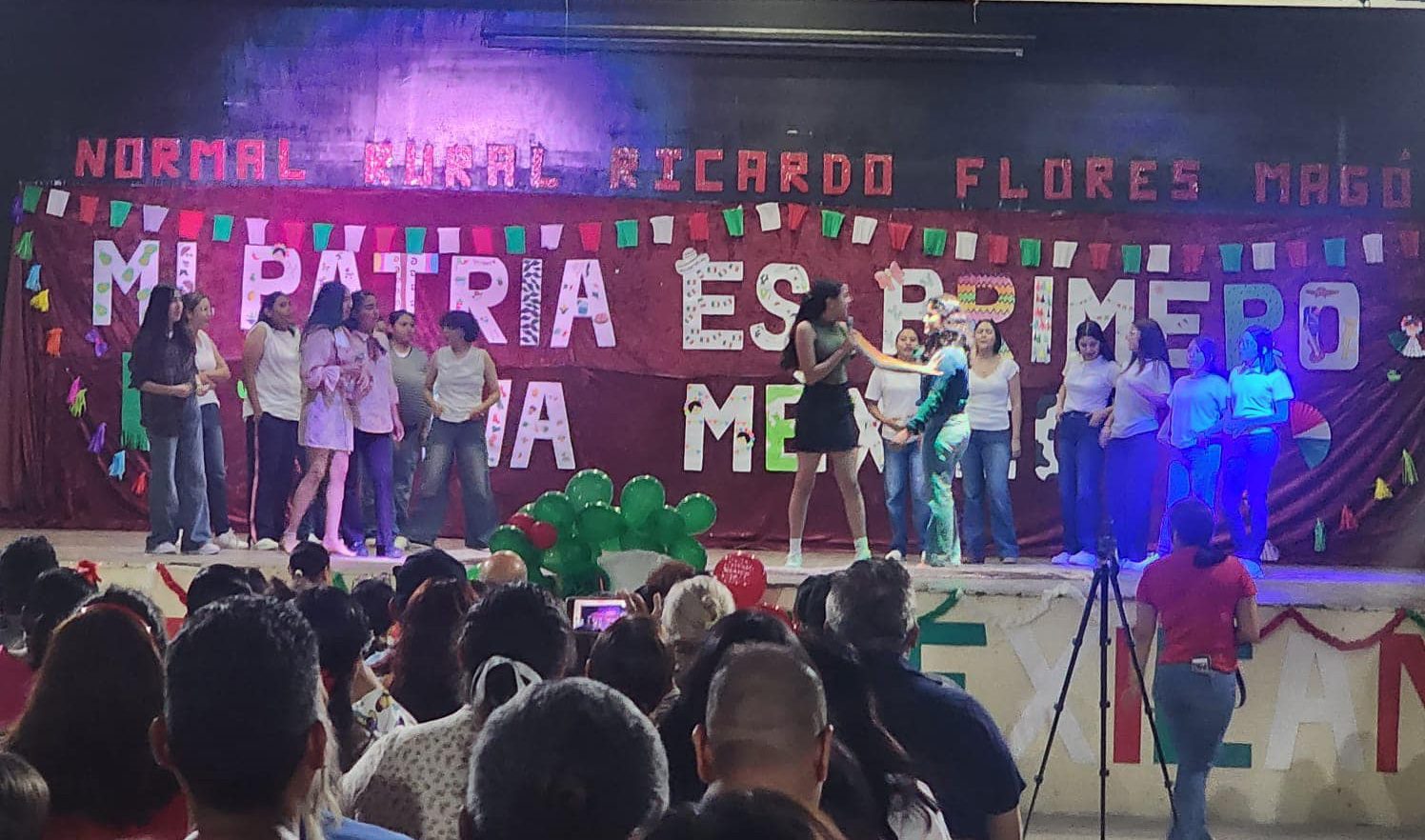 Celebra Escuela Normal de Saucillo fiestas patrias con noche mexicana