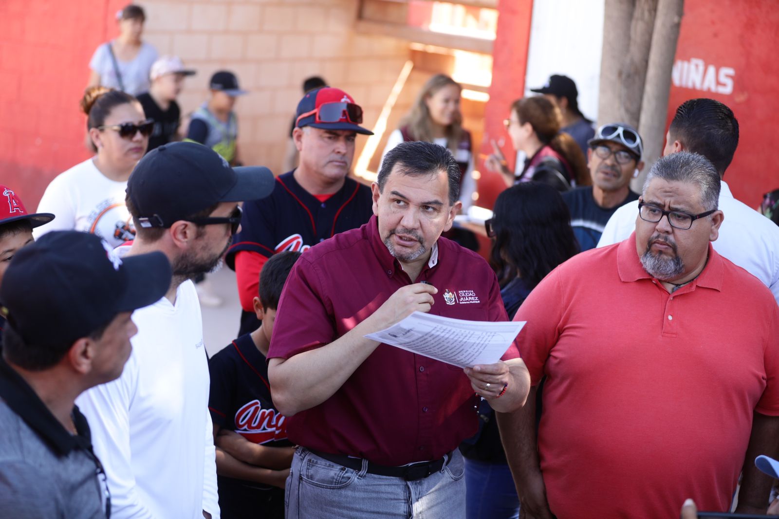 Entrega Cruz Pérez Cuellar trabajos de rehabilitación a la Liga de Beisbol El Granjero