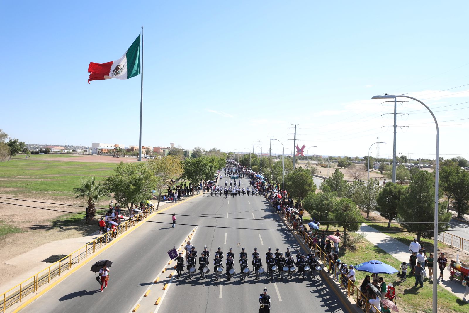 Disfrutaron juarenses Desfile Cívico- Militar por 214 aniversario de Independencia de México