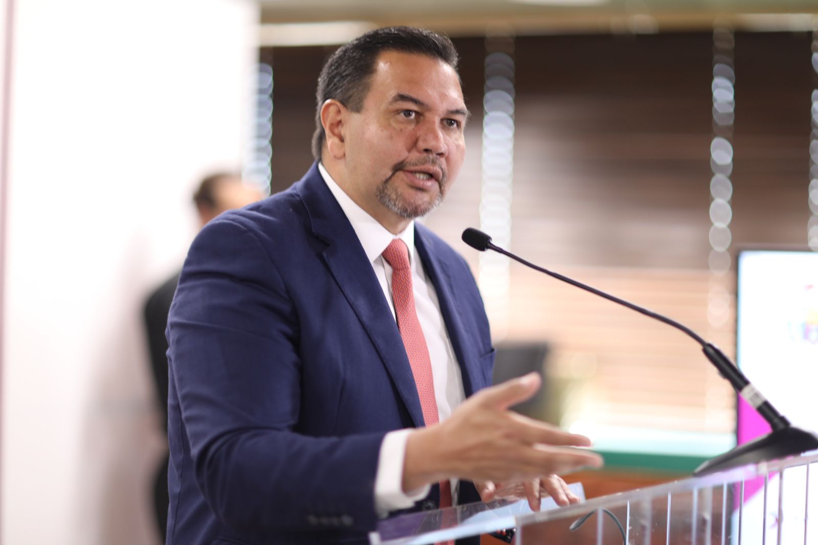 BUSCA CRUZ PÉREZ CUELLAR APOYAR A JUARENSES CON PROYECTO DE TRANSPORTE PÚBLICO. . . EXCANDIDATA DE OCAMPO INCONFORME. . . SIETE MINISTROS DE LA SCJN ALISTAN SU RENUNCIA. . .