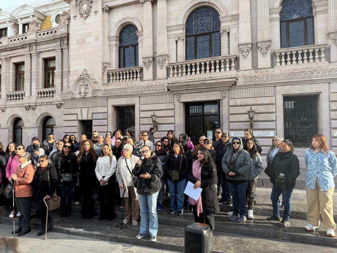 Morenistas acuden a Palacio Municipal para solicitarle a Bonilla se disculpe con Brenda Ríos