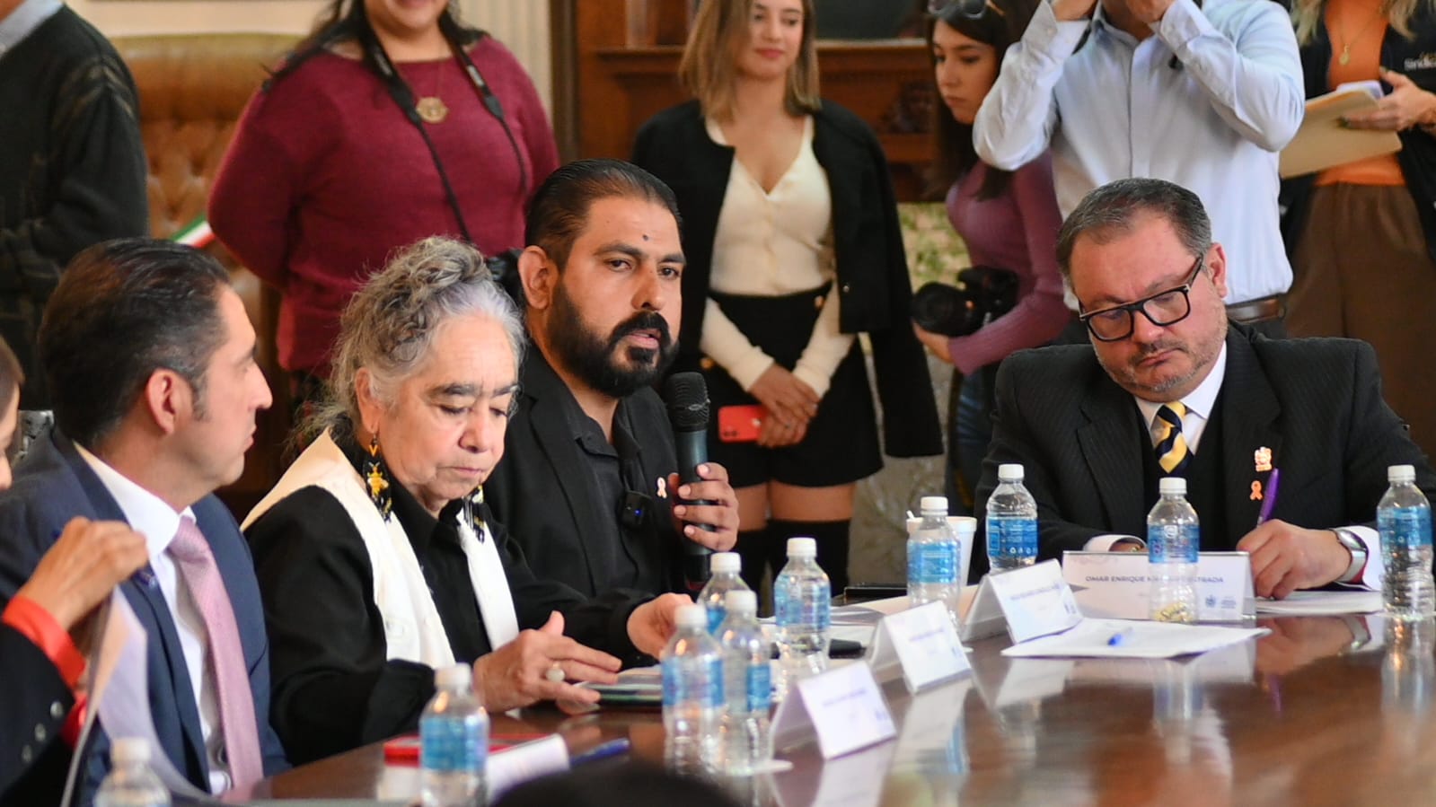 SOLO EL REGIDOR MORENISTA HUGO GONZÁLEZ VOTÓ EN CONTRA DE LA LEY DE INGRESOS. . . FRANCISCO SÁNCHEZ VA POR INICIATIVA PARA QUE EL ISR RECAUDADO EN CHIHUAHUA SE QUEDE EN CHIHUAHUA. . . TOMA PROTESTA RUBÍ ENRÍQUEZ COMO PRESIDENTA DEL DIF MUNICIPAL. . .