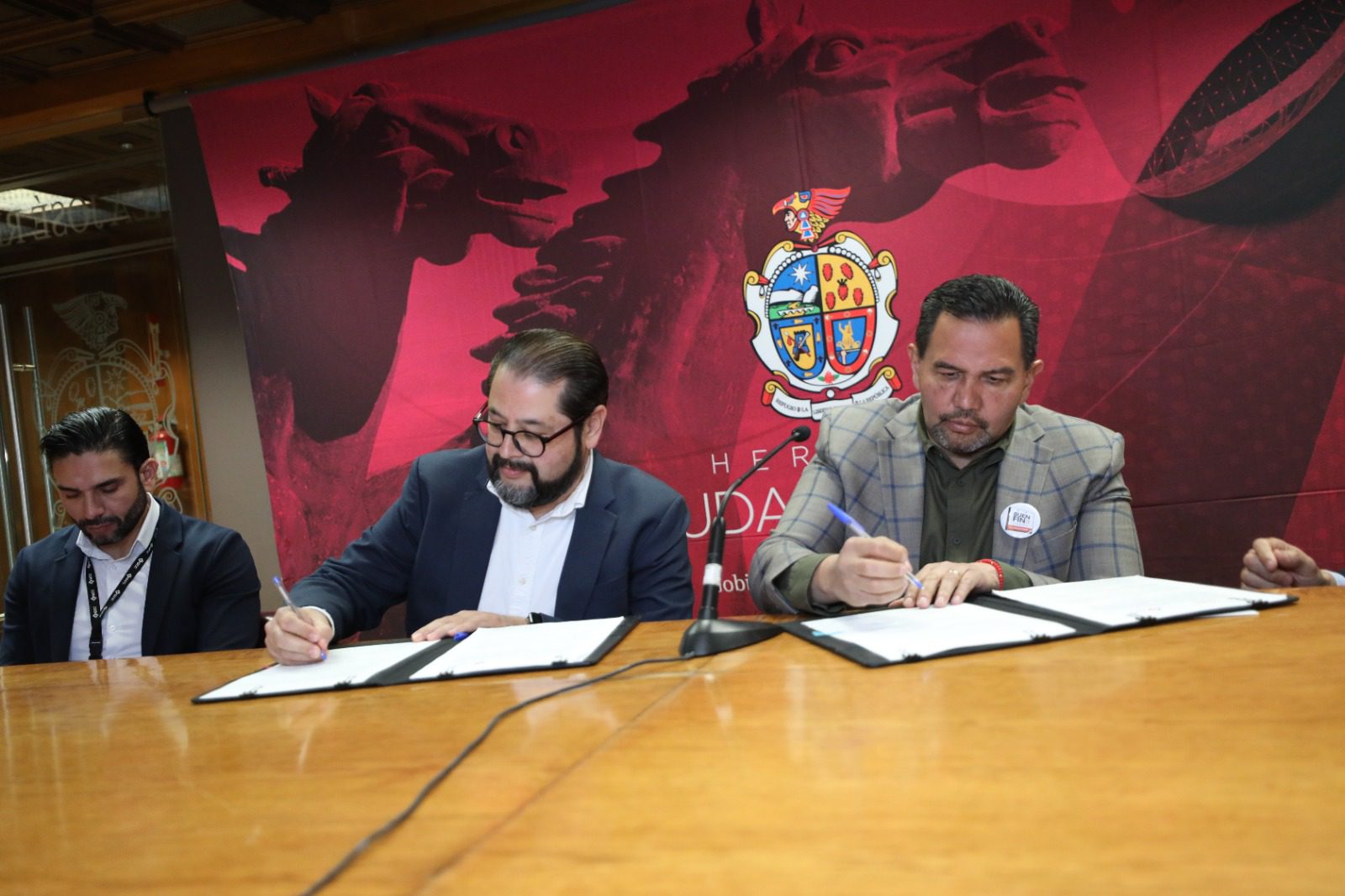 Firman convenio de colaboración Presidente Municipal y Grupo Cementos Chihuahua