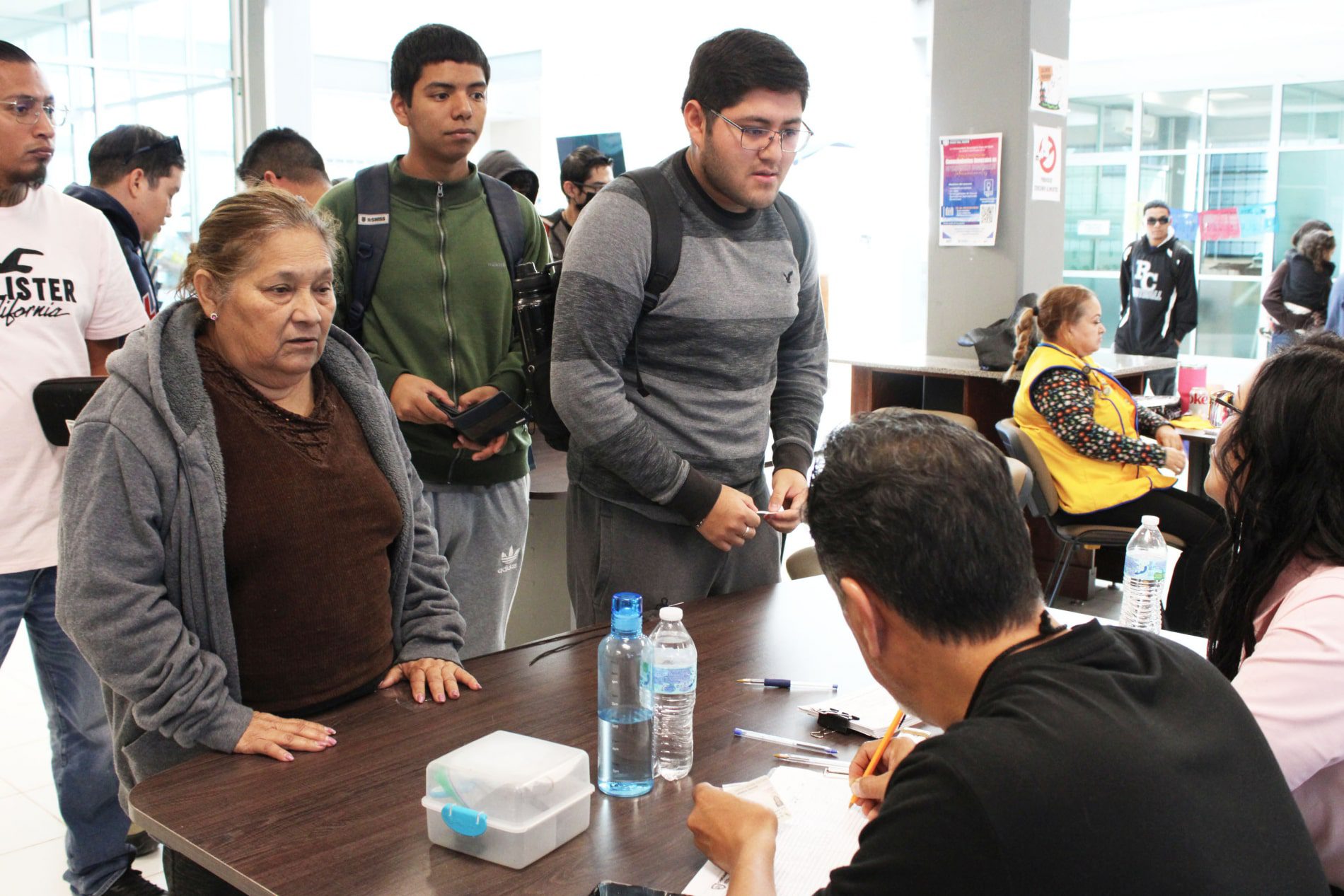 Acerca UT Paso del Norte servicios gubernamentales a estudiantes y vecinos de la colonia Anapra