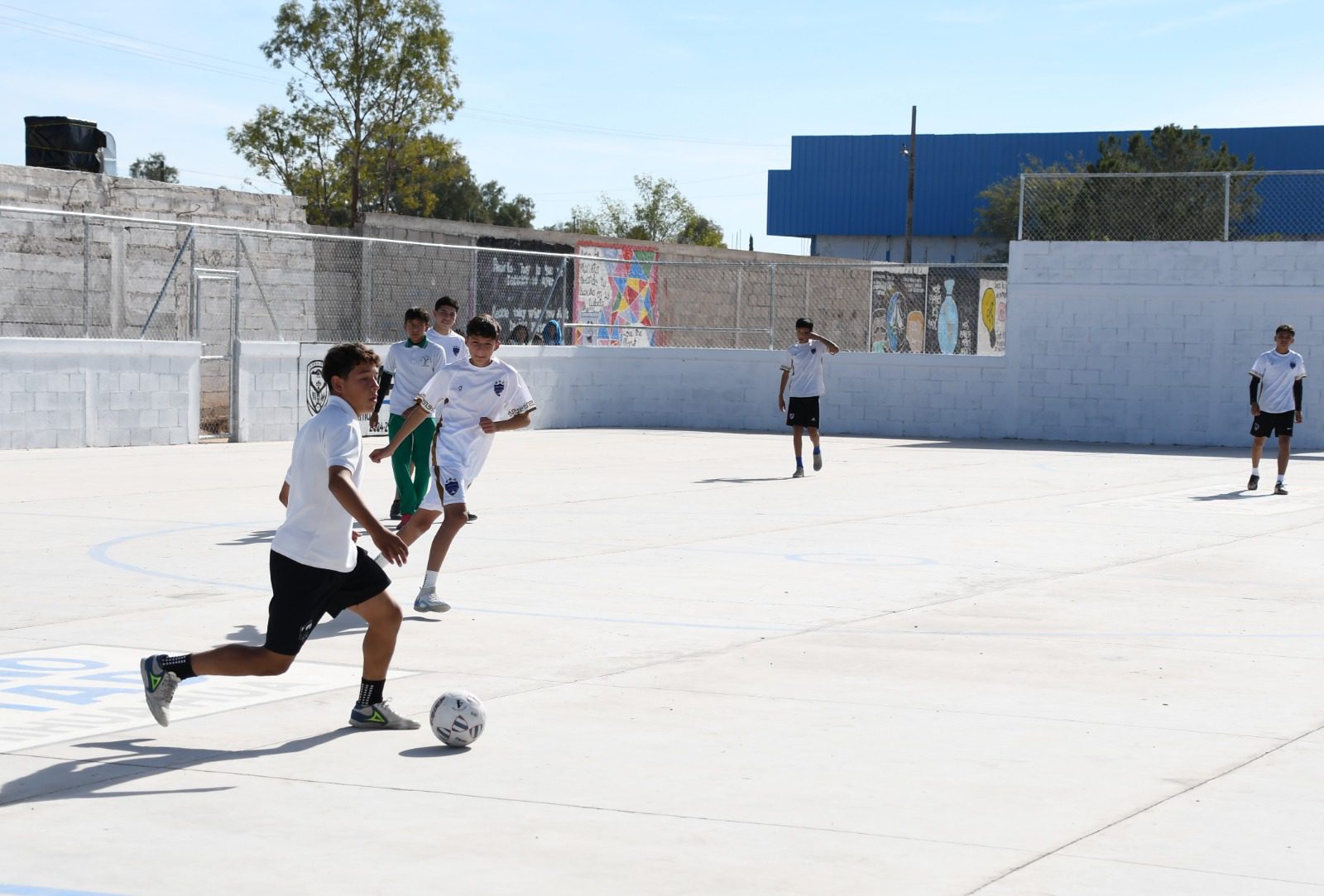 Benefician con cancha de fútbol rápido a 579 estudiantes de la Secundaria Técnica No.35 de Camargo