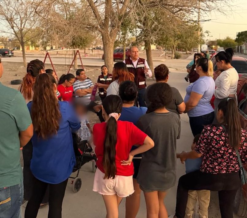 Se reúne Cuauhtémoc Estrada con vecinos de Riveras 8 para apoyarlos en la mejora de su colonia