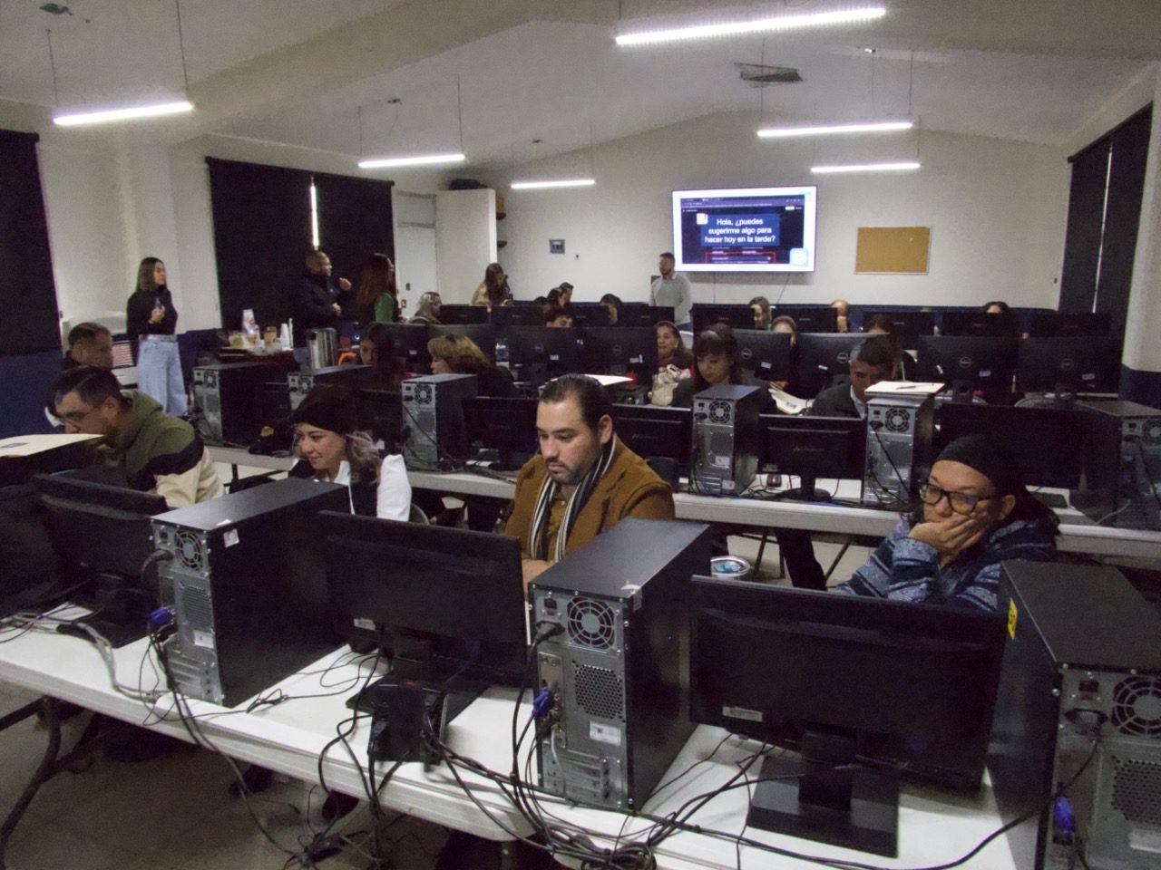 Capacitan a directores de primarias en uso de tecnología mediante curso de ChatGPT