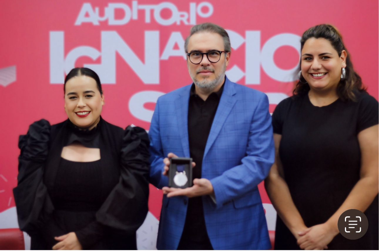 Entregan la medalla Ignacio Solares al escritor Gustavo Vázquez Lozano en la Feria del Libro Chihuahua