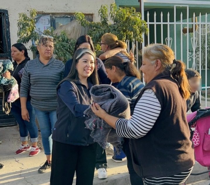 Entrega diputada Nancy Frías Cobijas para enfrentar el frío