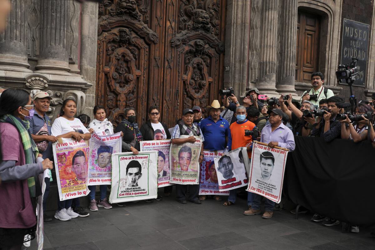 Claudia Sheinbaum convoca reunión con padres de Ayotzinapa