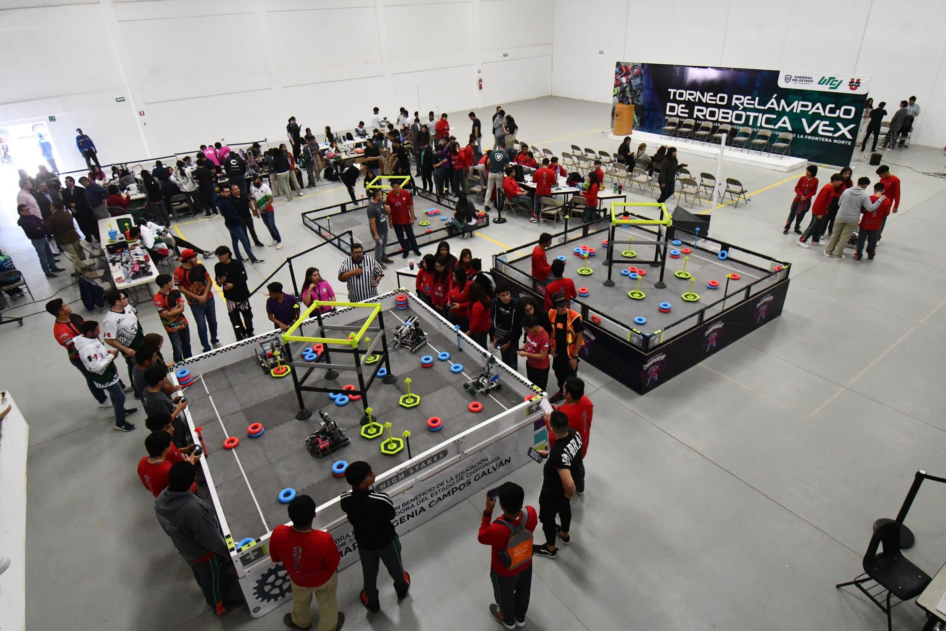 Participan estudiantes de preparatoria y universidad en Torneo Relámpago de Robótica VEX