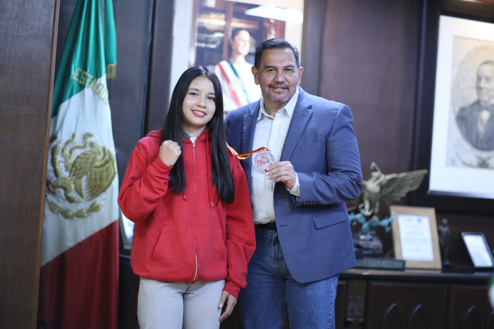 Visita estudiante boxeadora al Presidente Pérez Cuéllar