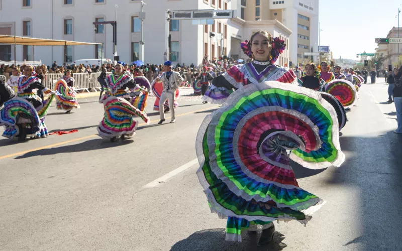 Realizan desfile conmemorativo por el 114 aniversario del Inicio de la Revolución Mexicana