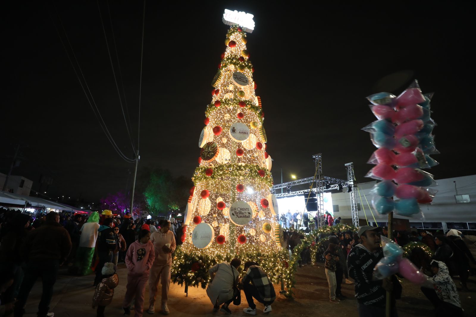 Presidente Pérez Cuéllar llama a la unidad al encender árbol navideño en Zaragoza