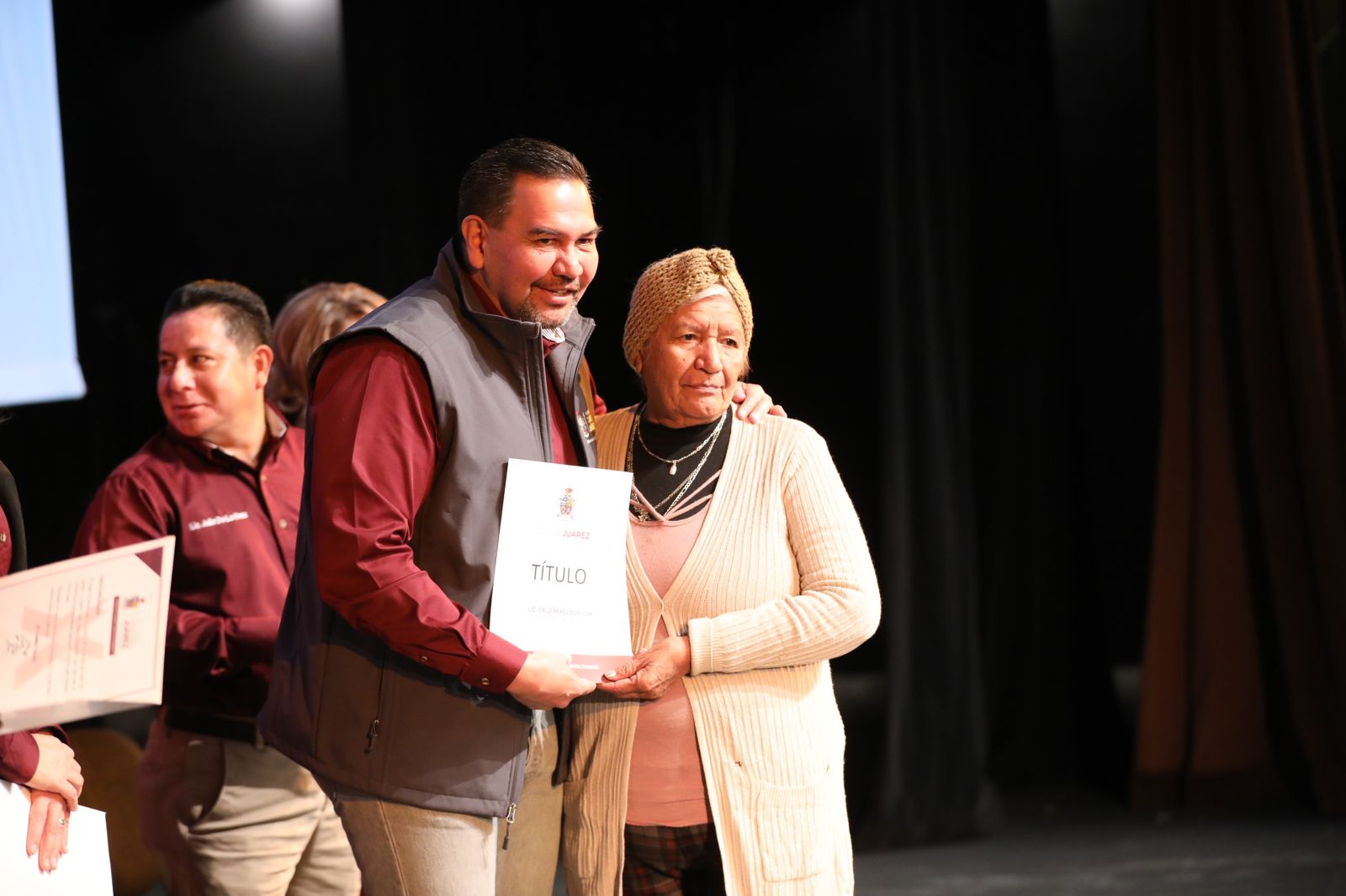 Entrega Cruz Pérez Cuellar títulos de propiedad a familias juarenses