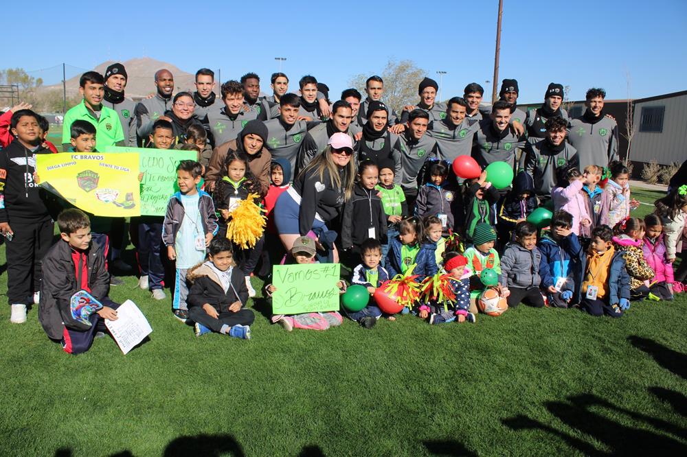 Conviven estudiantes de preescolar y primaria con Bravos de Juárez