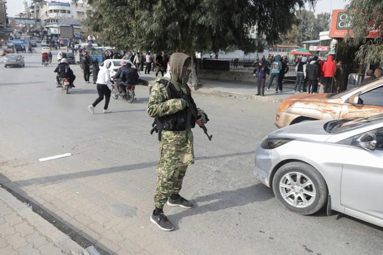 Se amplía el asalto rebelde sirio, mientras fuerzas de Assad tratan de defender Homs y Damasco