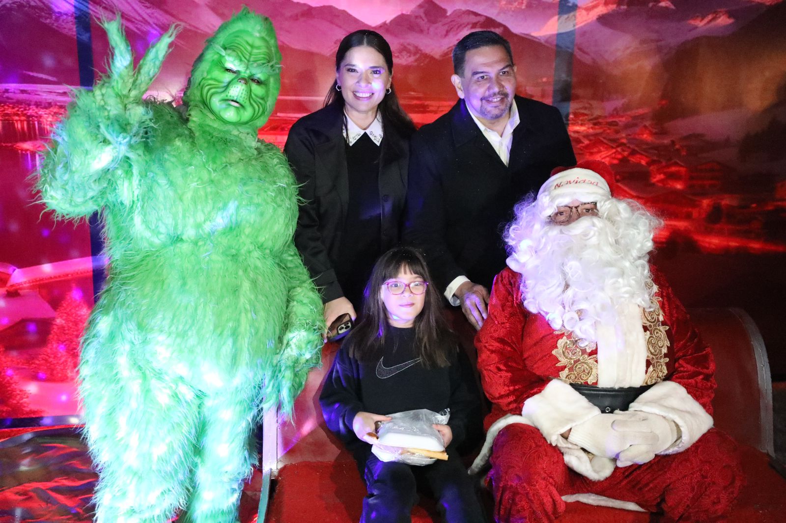 Recorre Cruz Pérez Cuellar y su familia la villa Navidad a lo Grinch