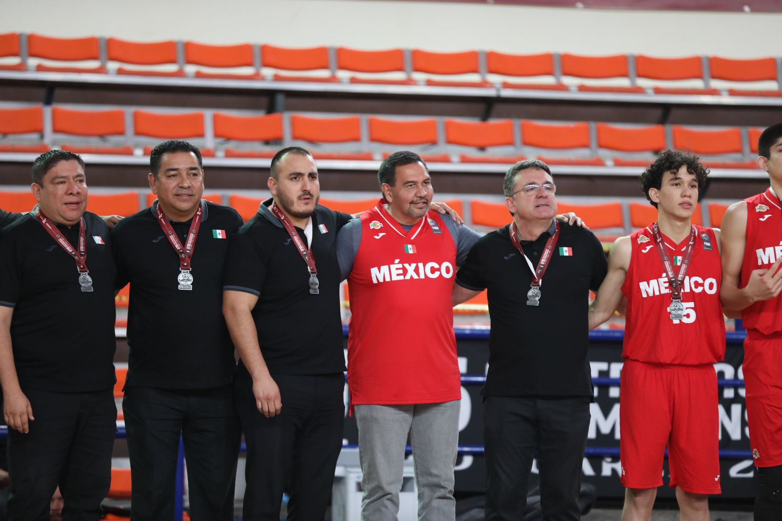 Acude Cruz Pérez Cuellar como invitado a la clausura del Centrobasket Champions U15