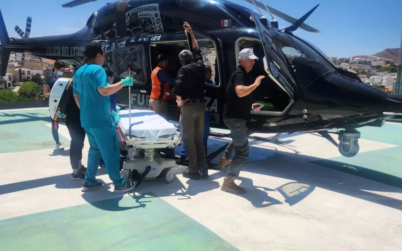 Realizan CEPC y SSPE traslado aeromédico de tercera víctima tras accidente automovilístico en Guachochi