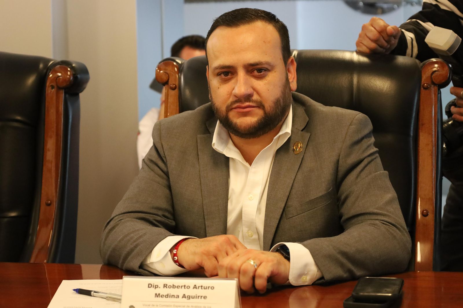 Otorgará Arturo Medina becas a hijas e hijos de fallecidos por accidente en Guachochi