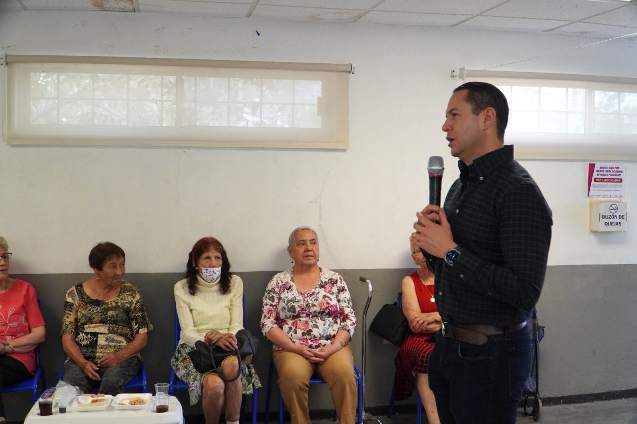 Presente en las colonias de Chihuahua Capital; Diputado José Luis Villalobos reconoce a las madres como base de la sociedad chihuahuense