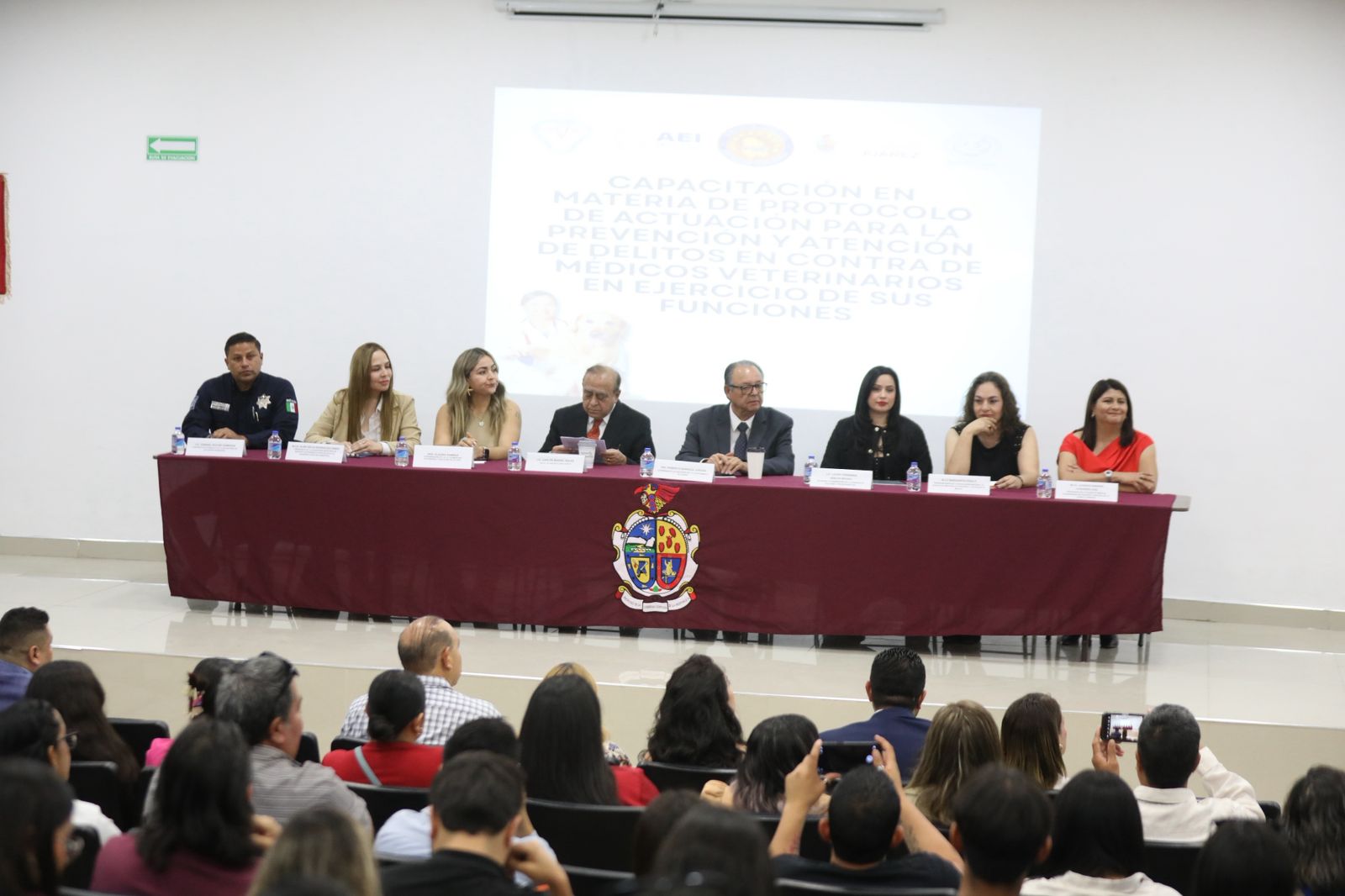 Imparten capacitación para prevenir delitos contra médicos veterinarios