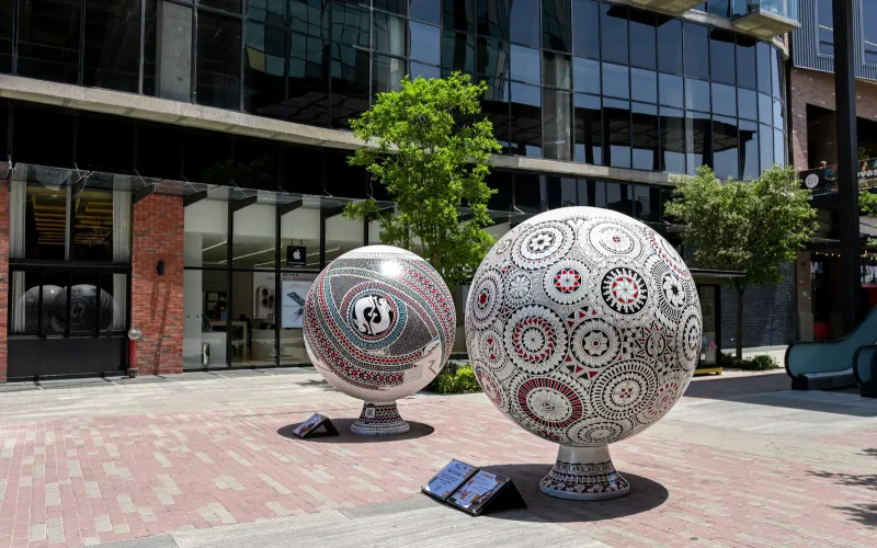 Invitan a visitar la exposición temporal “De Chihuahua para el mundo, esferas monumentales de Mata Ortíz” en Distrito Uno