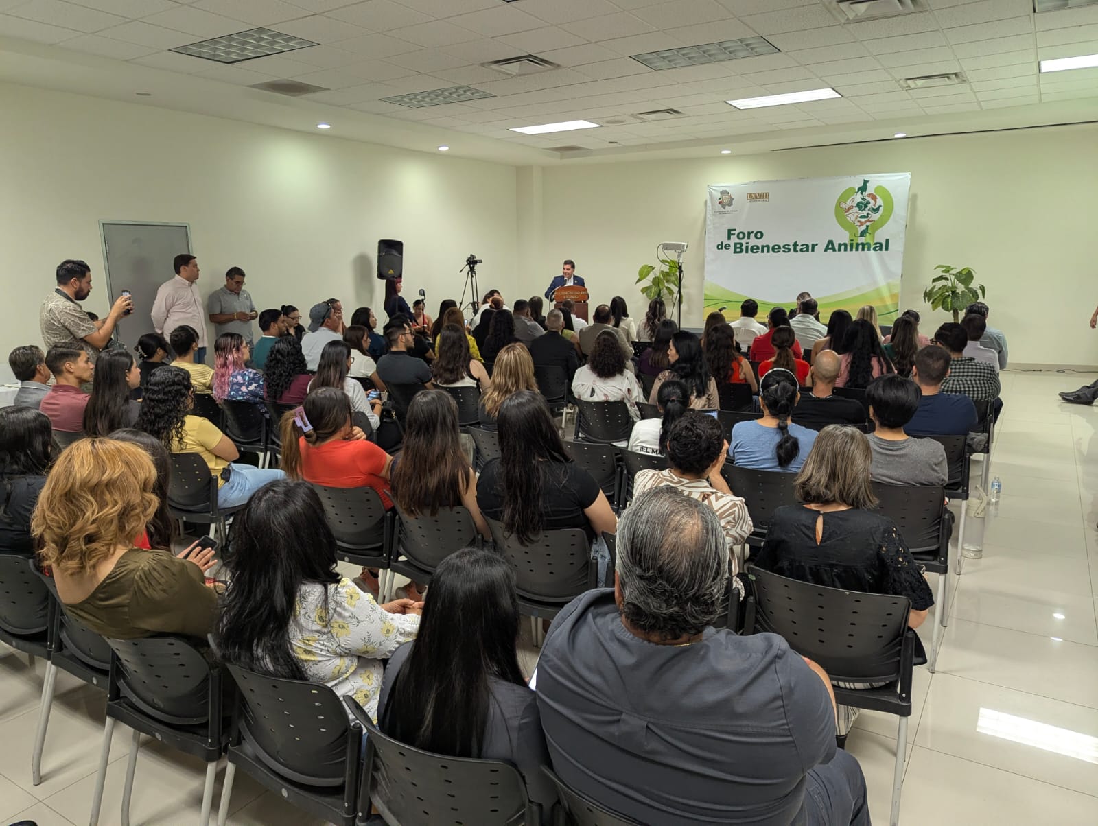 Congreso y sociedad organizada, analizan iniciativas sobre bienestar animal