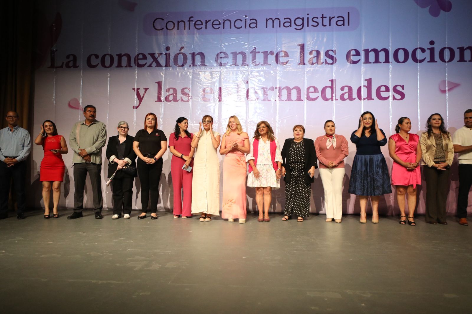 Ofrecen Conferencia Rosa en conmemoración de la lucha contra el cáncer de mama