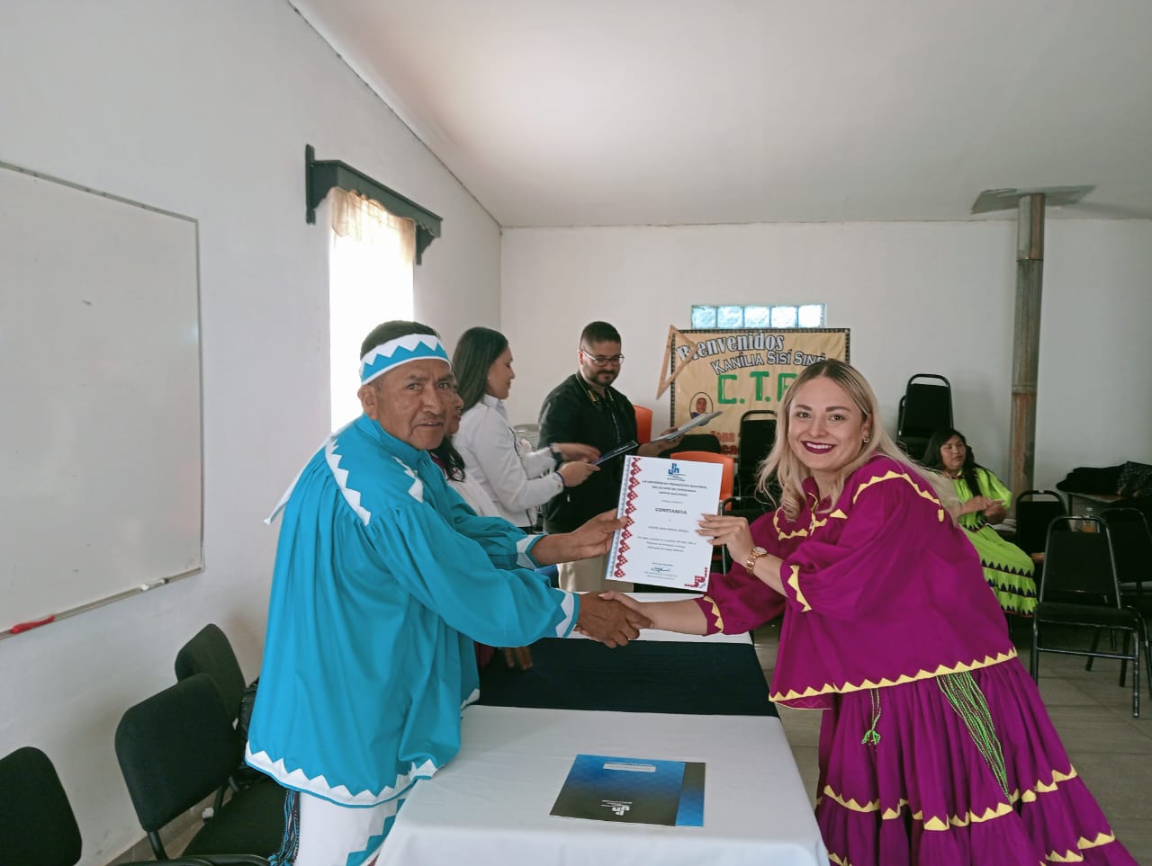 Reciben docentes de Educación Indígena de la sierra diplomado en Lengua Ralámuli