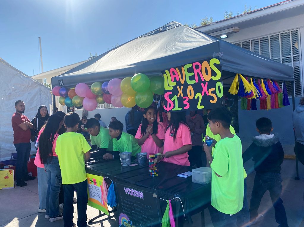 Promueven inclusión y educación financiera con feria “Genios emprendedores” en primaria