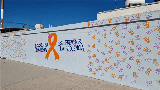 Estudiantes de Trabajo Social pintan mural y reciben taller de la Policía Municipal para prevenir la violencia