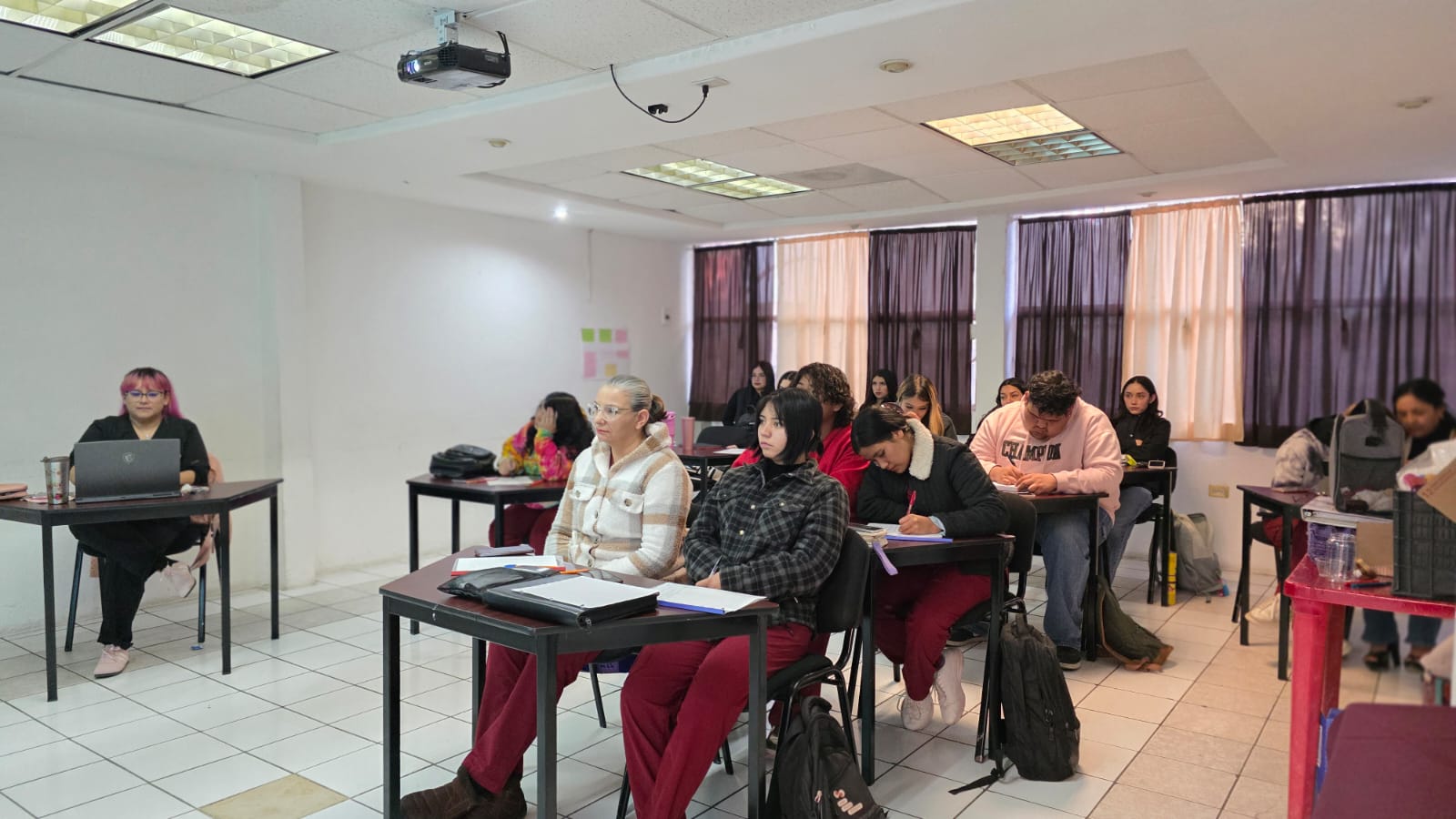 Participan estudiantes de la Escuela de Trabajo Social en Encuentro Nacional de Gerontología