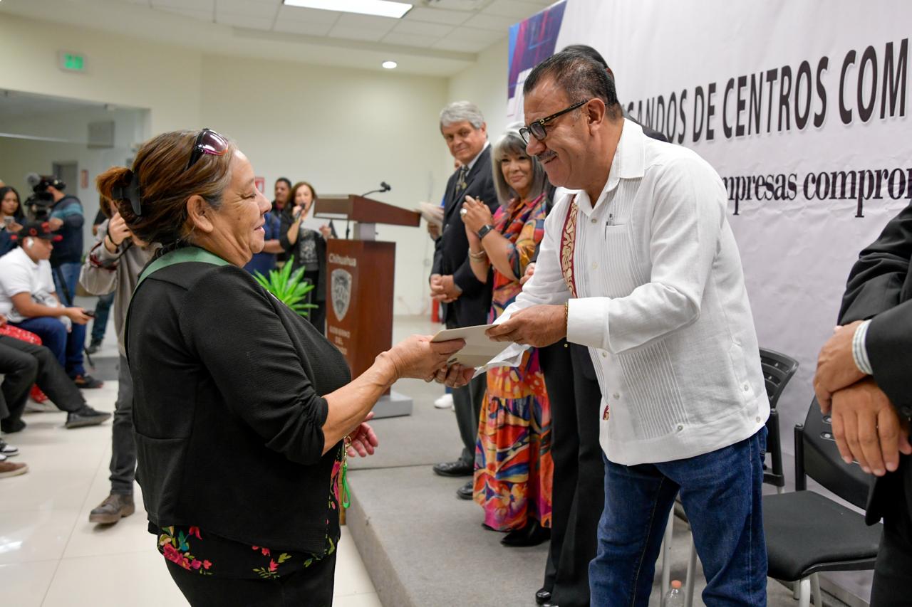 Reconocen a educandos del ICHEA y empresas comprometidas con la educación en Juárez