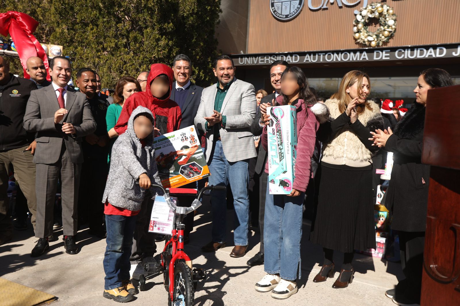 Agradece el Presidente Pérez Cuéllar a la UACJ la entrega de 19 mil juguetes para el Santa Bombero