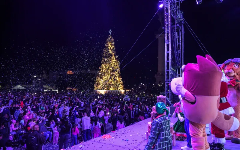 Inicia la fiesta navideña: Se llena de luz la Plaza del Ángel