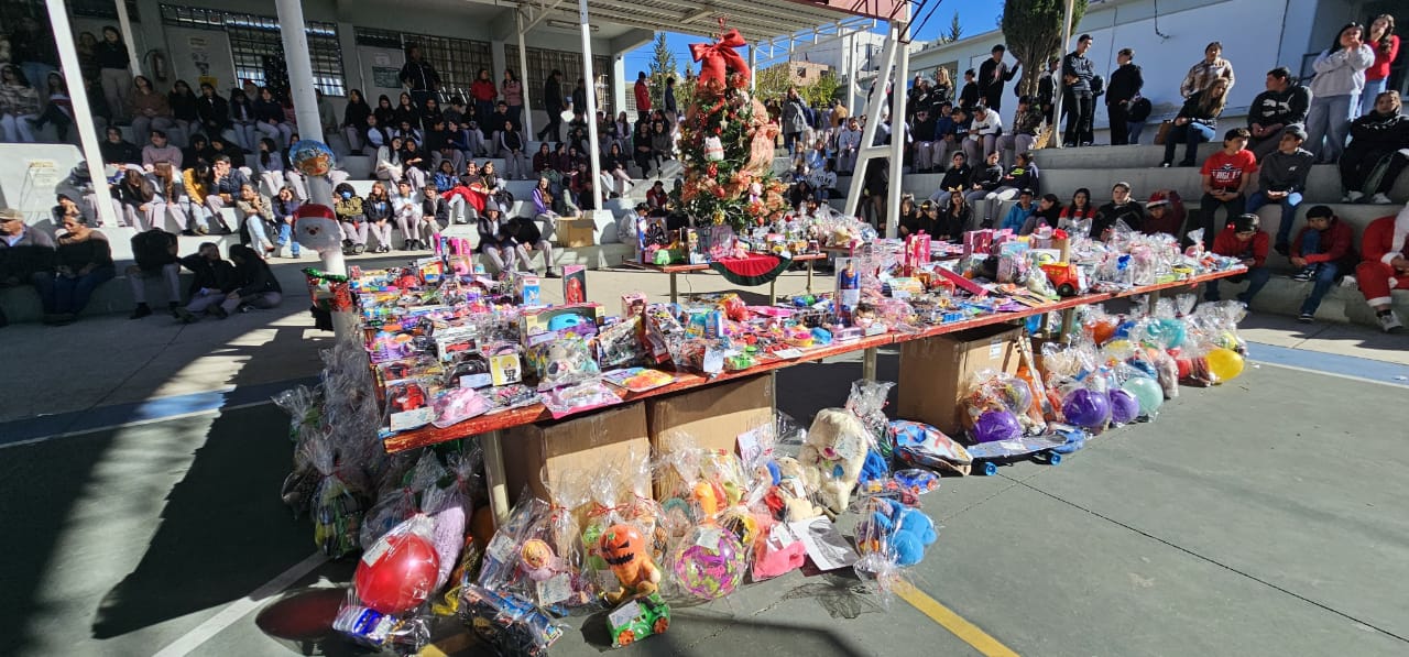 Entrega Conalep más de mil juguetes al Radio Teletón Parralense