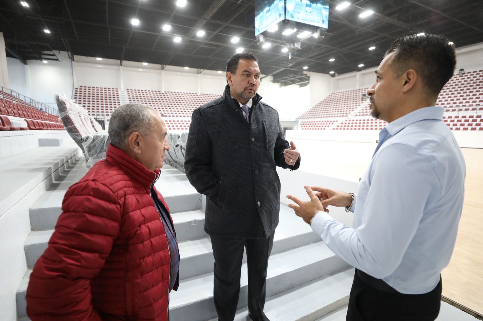 Cruz Pérez Cuellar supervisa avance de la remodelación del Gimnasio Josué Neri Santos