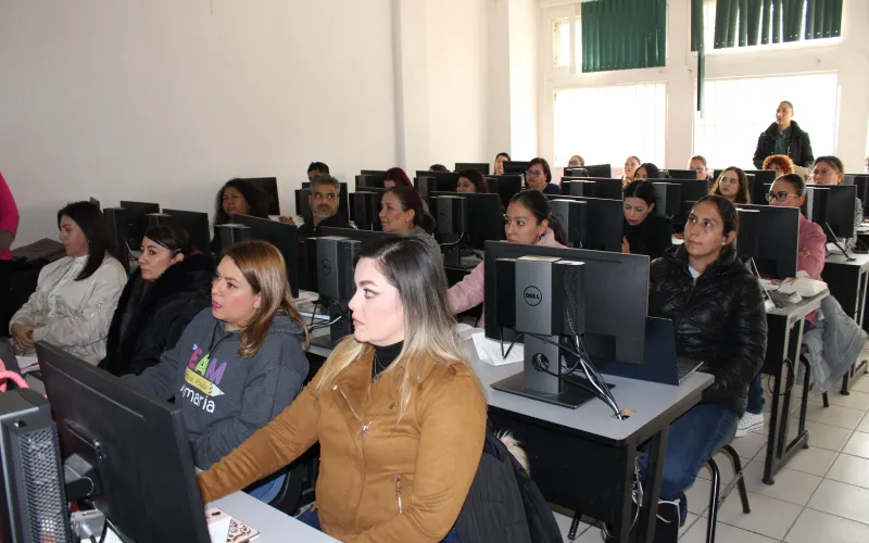 Capacitan a docentes de escuelas primarias de Ciudad Juárez en uso de Inteligencia Artificial