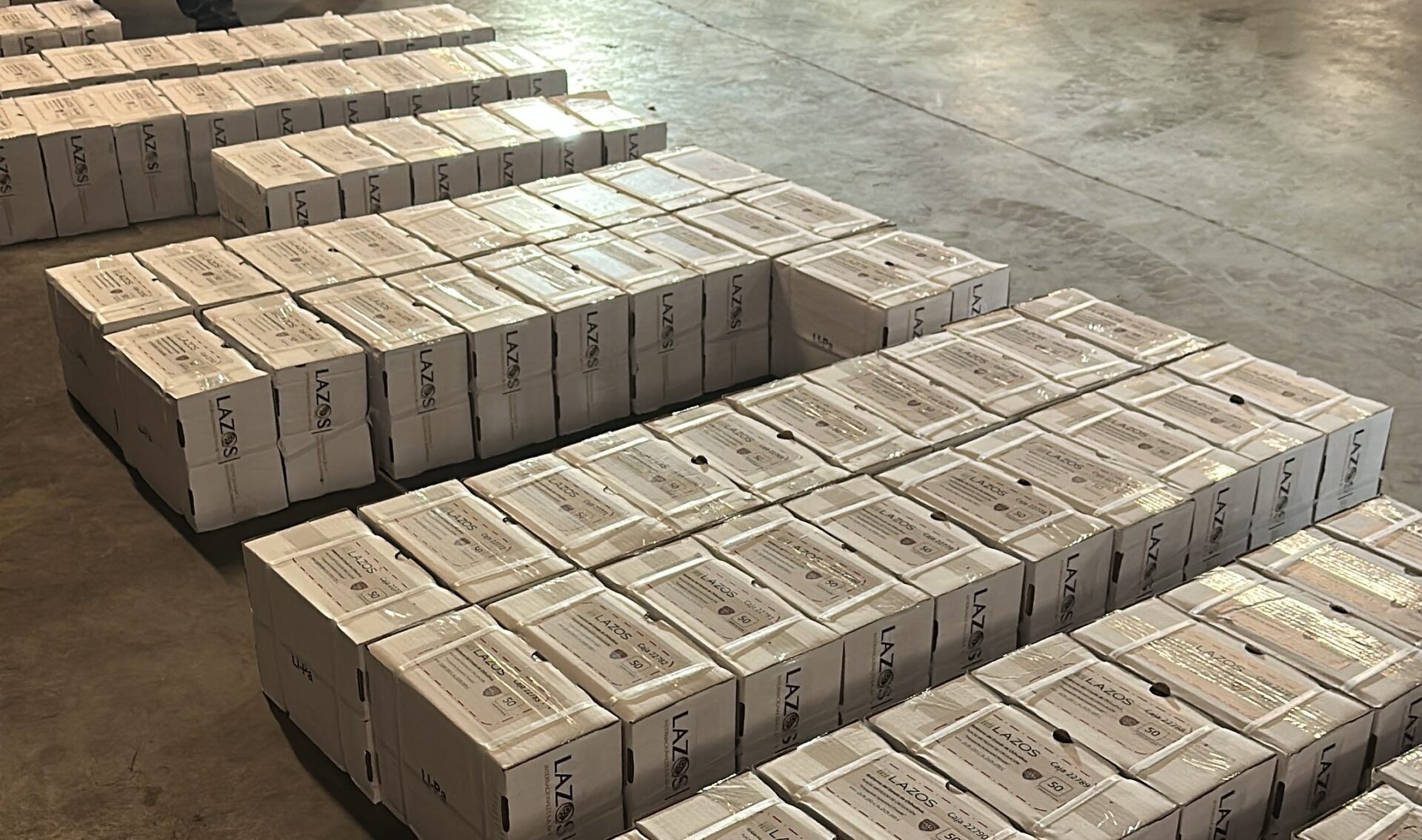 Distribuye Secretaría de Hacienda placas metálicas