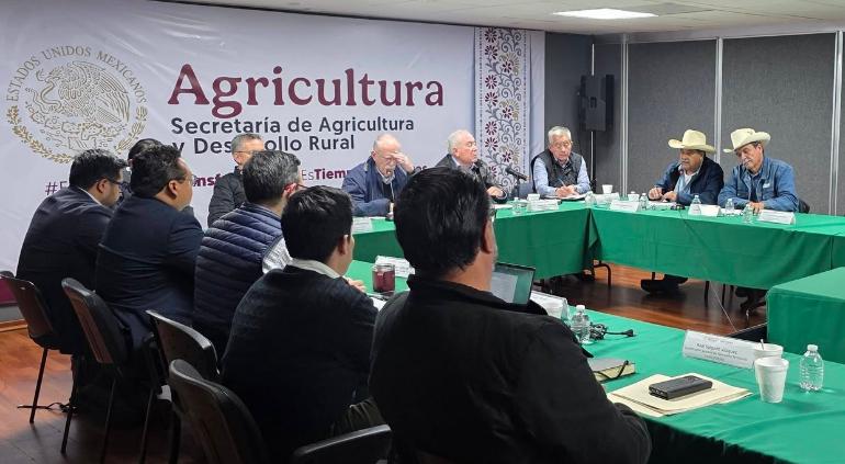 GOBIERNO FEDERAL ANUNCIA ACUERDOS CON CAMPESINOS Y TRANSPORTISTAS. . . LA AUSENCIA DE LAS DIPUTADAS SERÁ UNA LARGA HISTORIA. . . 4 ORGANIZACIONES QUIEREN SER AGRUPACIÓN POLÍTICA. . .