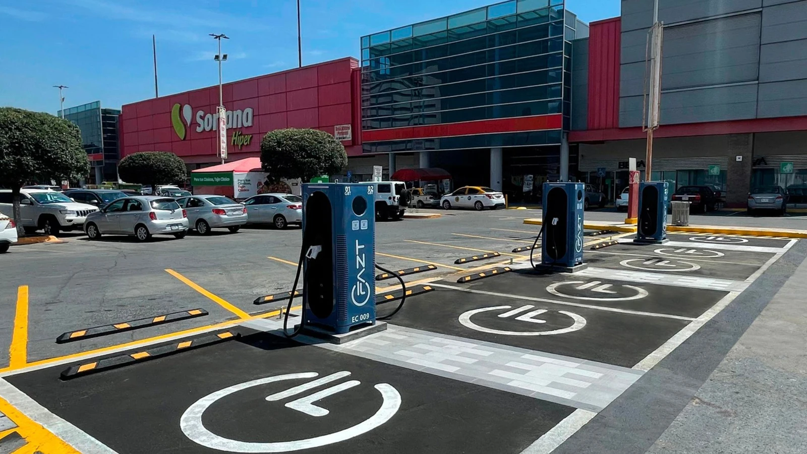 XCharge convertirá estacionamientos de Soriana en la red de carga más accesible del país