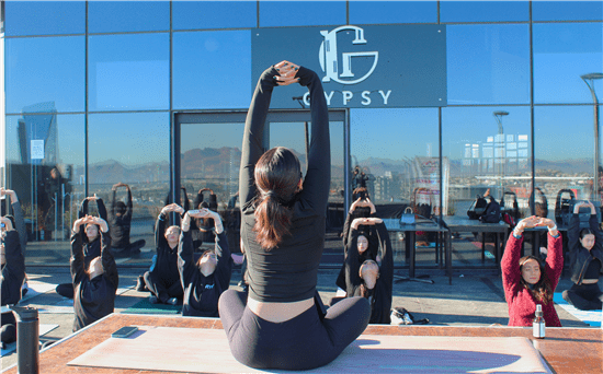 Realizan clase de yoga con causa en apoyo a mujeres en situación de violencia