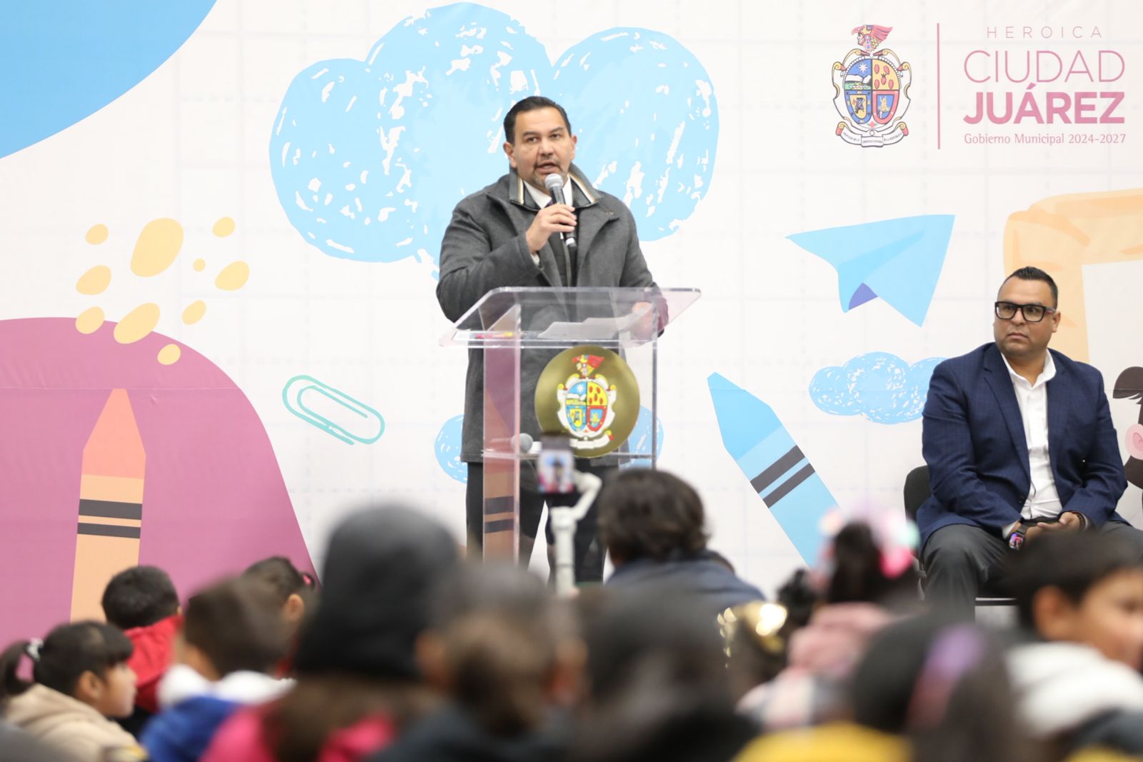Entrega Presidente Municipal Cruz Pérez Cuéllar mobiliario a escuelas de Ciudad Juárez