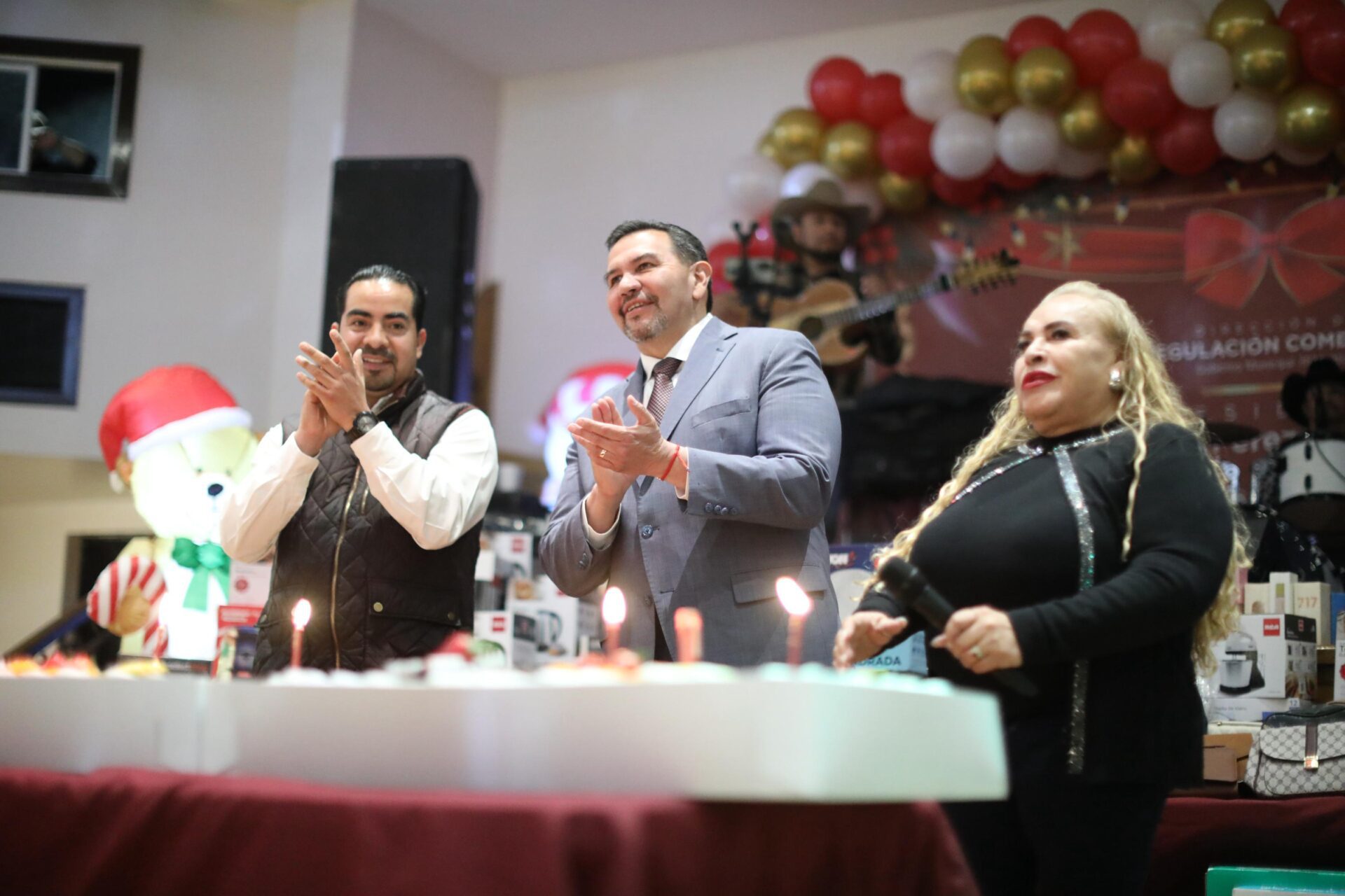 Asiste Presidente Pérez Cuéllar a posada con comerciantes del Mercado Riveras