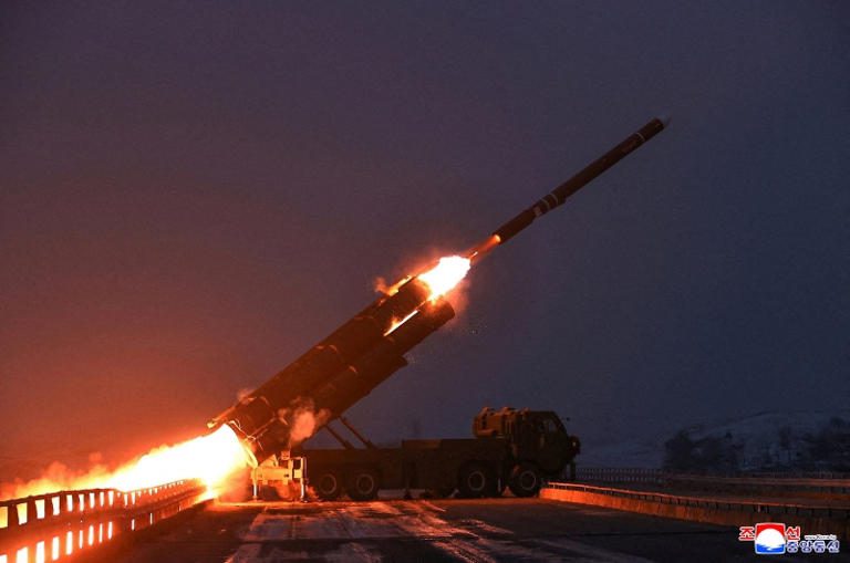 Corea del Norte dispara misiles al mar