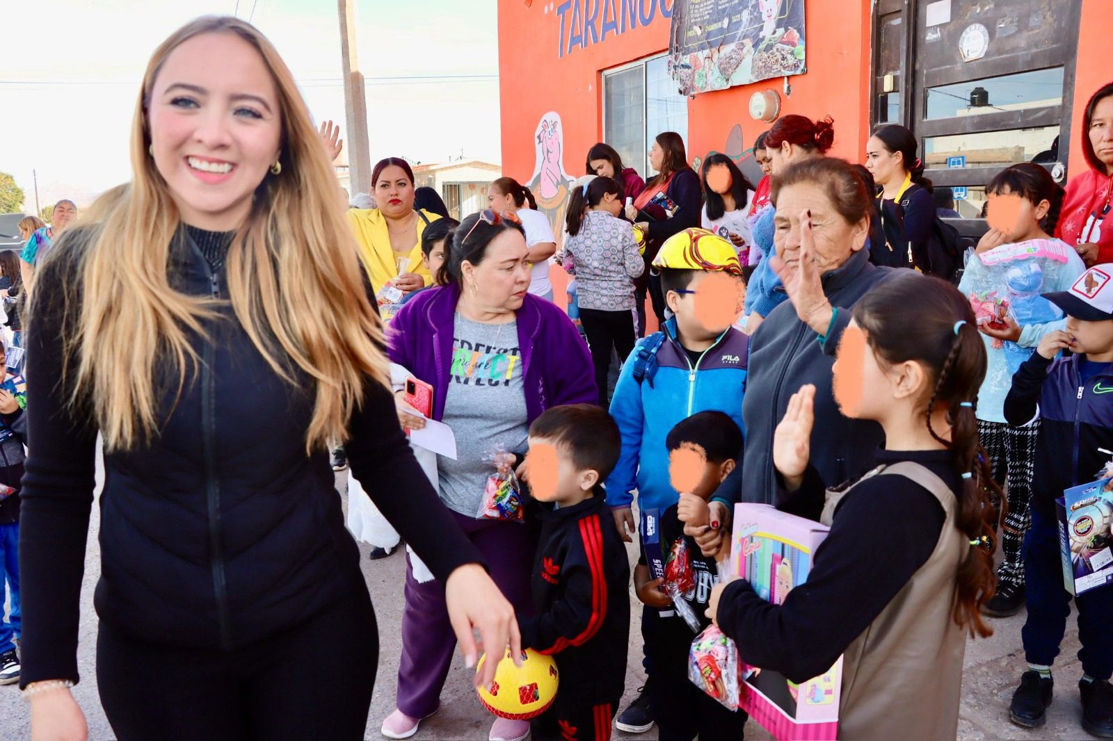 Lleva Carla Rivas regalos y juguetes a niños de la colonia Toribio Ortega por el Día de Reyes Magos